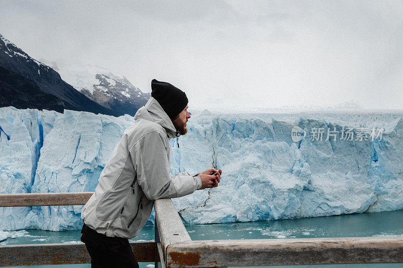 在巴塔哥尼亚的Los Glaciares国家公园，一位年轻人正在观看佩里托·莫雷诺冰川